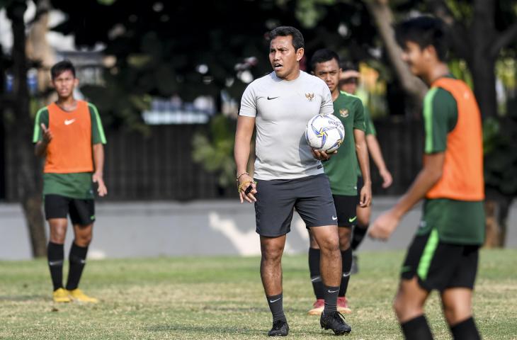 Pelatih Timnas U-16 Bima Sakti (tengah) memberikan instruksi kepada pemain saat latihan di Lapangan ABC Gelora Bung Karno, Senayan, Jakarta, Jumat (13/9/2019). Latihan tersebut untuk persiapan jelang laga Grup G Kualifikasi Piala Asia U-16 2020 di Stadion Madya Gelora Bung Karno. ANTARA FOTO/Hafidz Mubarak A/foc.