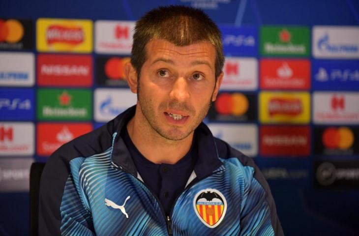 Caretaker Valencia, Albert Celades saat melakoni sesi jumpa pers jelang menghadapi Chelsea di laga pembuka Liga Champions, Rabu (18/9/2019) dini hari nanti. [OLLY GREENWOOD / AFP]