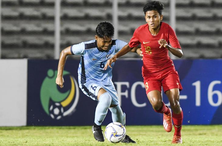 Pemain Timnas Indonesia U-16 Aditiya Daffa (kanan) berebut bola dengan pemain Timnas Kepulauan Mariana Utara Brian Lubao (kanan) pada laga kualifikasi Piala AFC U-16 2020 di Stadion Madya, Jakarta, Rabu (18/9/2019). Dalam pertandingan tersebut Timnas Indonesia U-16 menang atas Timnas Kepulauan Mariana Utara U-16 dengan skor 15-1. ANTARA FOTO/Galih Pradipta/nz
