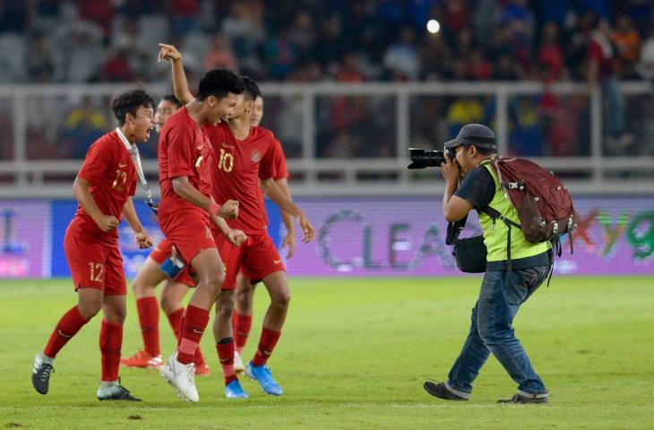 Seorang fotografer memotret pesepak bola Timnas Indonesia U-16 usai melawan Timnas Cina U-16 pada laga kualifikasi Piala AFC U-16 2020 di Stadion Gelora Bung Karno (GBK) Senayan, Jakarta, Minggu (22/9/2019). Pertandingan berakhir imbang dengan skor 0-0. ANTARA FOTO/M Risyal Hidayat/foc.