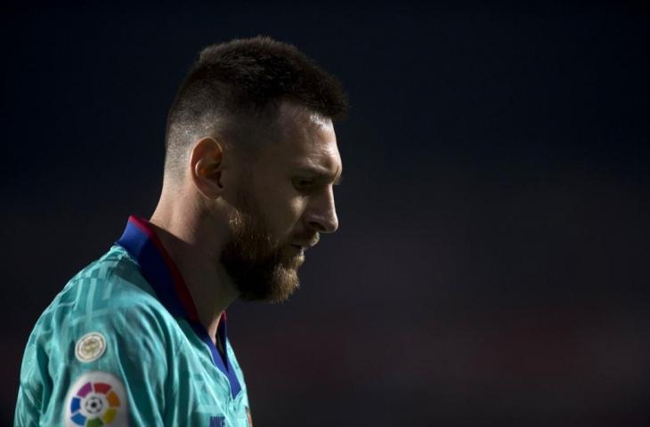 Ekspresi kecewa Lionel Messi setelah Barcelona terbantai atas tim promosi, Granada di pekan kelima La Liga, Minggu (22/9/2019) dini hari tadi. [JORGE GUERRERO / AFP]