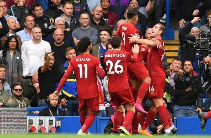 Para pemain Liverpool nampak merayakan gol yang dicetak oleh Roberto Firmino ke gawang Chelsea. (OLLY GREENWOOD / AFP)