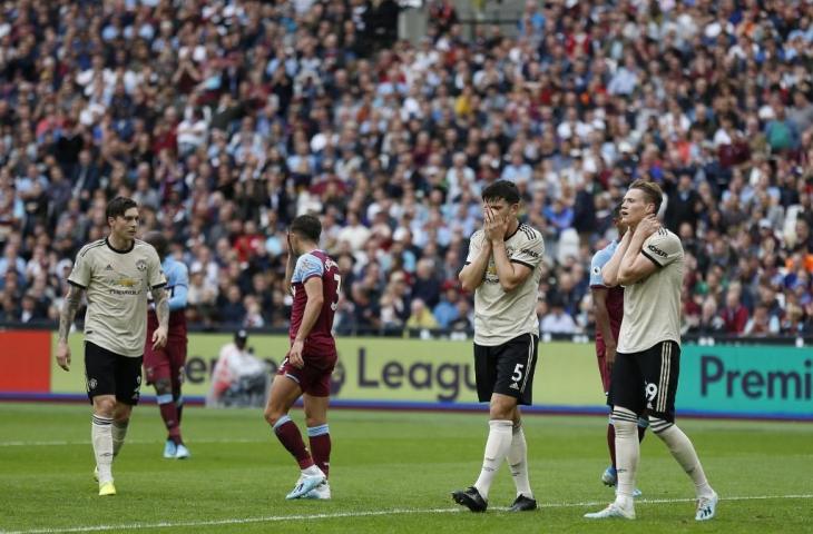 Ekspresi para pemain Manchester United setelah kalah dari West Ham United pada lanjutan Liga Primer Inggris di London Stadium, Minggu (22/9/2019). [IAN KINGTON / AFP]