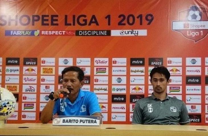 Pelatih Barito Putera Djadjang Nurdjaman (kiri) dan pemainnya Gavin Kwan Adsit (kanan) dalam jumpa pers usai pertandingan menghadapi Persija Jakarta di Stadion Patriot, Bekasi, Senin (23/9/2019). (Adie Prasetyo Nugraha/suara.com).
