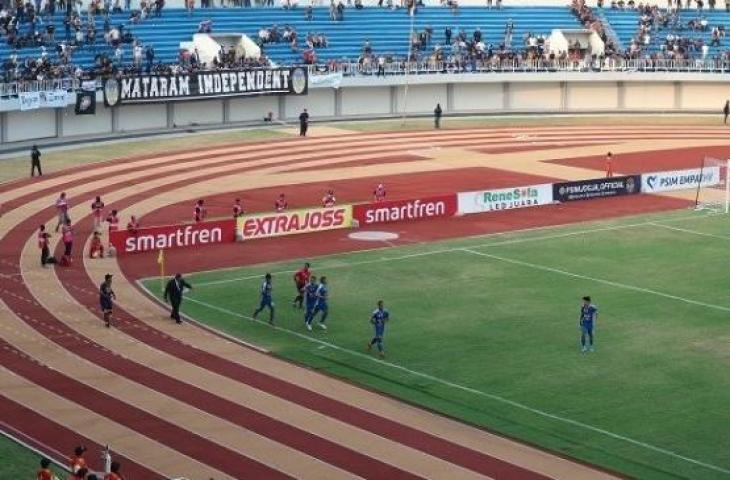 Penyerang PSIM Yogyakarta, Cristian Gonzales melakukan selebrasi usai mencetak gol ke gawang Madura FC, Senin (23/9/2019). Pada laga lanjutan Liga 2 2019 yang berlangsung di Stadion Mandala Krida, Yogyakarta tersebut, PSIM menang 2-0. [Rauhanda / www.mxkc.sbs]