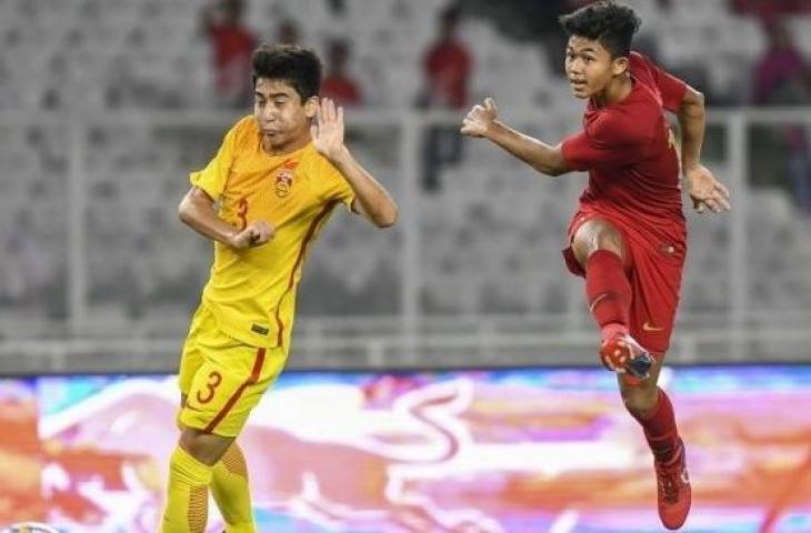 Pemain Timnas Indonesia U-16, Ahmad Athallah Araihan (kanan) melepaskan sebuah tembakan, pada laga matchday pamungkas kualifikasi Piala Asia U-16 2020 Grup G kontra China di Stadion Utama Gelora Bung Karno (SUGBK), Senayan, Jakarta, Minggu (22/9/2019) malam. [ANTARA FOTO/Galih Pradipta]