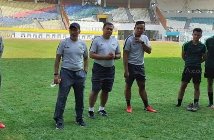 Pelatih Timnas Indonesia U-19, Fakhri Husaini (kedua dari kiri) di Stadion Wibawa Mukti, Cikarang, Kamis (13/6/2019). [Suara.com/Adie Prasetyo Nugraha]