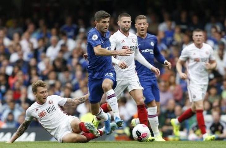 Aksi gelandang Chelsea, Christian Pulisic (tengah) saat menghadapi Sheffield United. (IAN KINGTON / AFP)