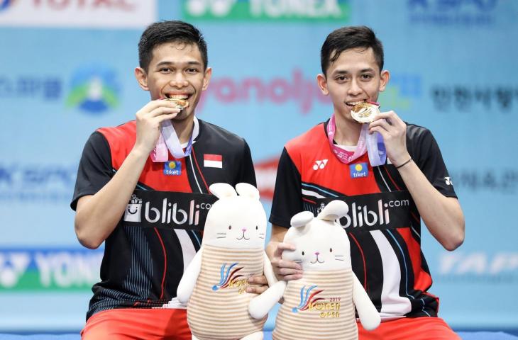 Ganda putra Indonesia Fajar Alfian (kiri) dan Muhammad Rian Ardianto menggigit medali di atas podium seusai keluar sebagai juara setelah mengalahkan ganda putra Jepang Takeshi Kamura dan Keigo Sonoda pada final Korea Open 2019 di Incheon Airport Skydome, Korea Selatan, Minggu (29/9/2019). Pasangan Fajar/Rian menjuarai ganda putra Korea Open 2019 usai mengalahkan pasangan Kamura/Sonoda dengan skor 21-16, 21-17. ANTARA FOTO/Nafielah - Humas PP PBSI/hma/ama.