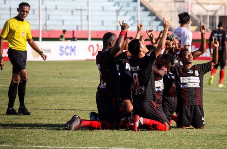 Para pemain pesepak bola Persipura melakukan selebrasi setelah mencetak gol ke gawang PSM Makasar pada lanjutan Liga 1 2019 di Stadion Gelora Delta Sidoarjo, Jawa Timur, Jumat (27/9/2019). (ANTARA FOTO/Umarul Faruq/foc.)