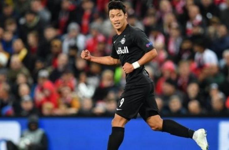 Penyerang RB Salzburg berkebangsaan Korea Utara, Hwang Hee-chan melakukan selebrasi usai menjebol gawang Liverpool dalam laga Liga Champions 2019/2020 di Anfield, Kamis (3/10/2019) dini hari WIB. [Paul ELLIS / AFP]