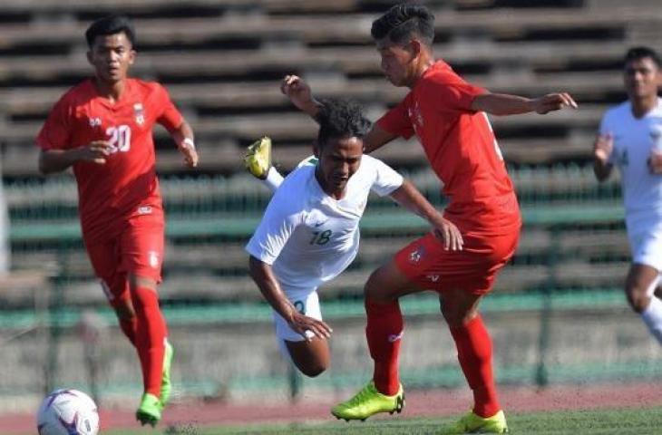 Pemain Timnas U-22 Gian Zola (tengah) dihadang pemain Myanmar Nan Hktike Zaw (kedua kanan) dalam pertandingan Grub B Piala AFF U-22 di Stadion Nasional Olimpiade Phnom Penh, Kamboja, Senin (18/2/2019). Pertandingan berakhir imbang dengan skor 1-1. (ANTARA FOTO/Nyoman Budhiana)