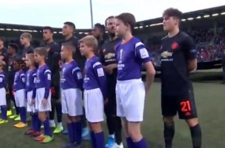 Pemain Manchester United saat bersiap melakukan sesi foto sebelum kick off dimulai. (Twitter/@stuholden)