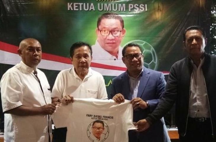 Bakal calon Ketua Umum PSSI, Fary Djemy Francis (kedua kanan) bersama dengan para pendukungnya saat memperkenalkan visi dan misi untuk menuju kursi PSSI 1 di kawasan Senayan, Jakarta, Sabtu (5/10/2019). (suara.com/Adie Prasetyo Nugraha)