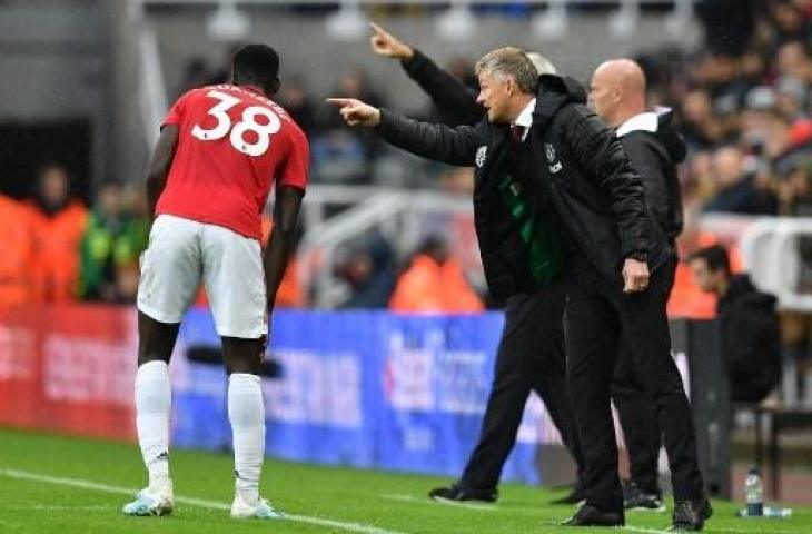 Ole Gunnar Solskjaer saat memimpin Manchester United melawan Newcastle United. (PAUL ELLIS / AFP)