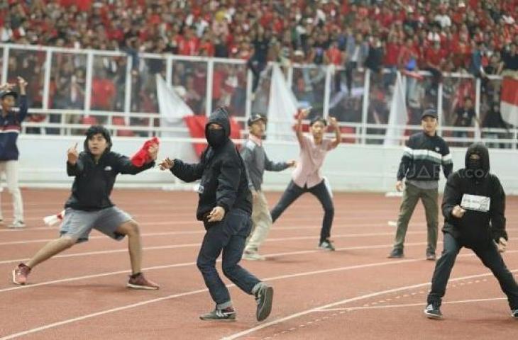 Suporter Indonesia berusaha menyerang suporter Malaysia saat pertandingan timnas Indonesia melawan timnas Malaysia pada Kualifikasi Piala Dunia 2022 Grup G Zona Asia di Stadion Gelora Bung Karno (GBK), Senayan, Jakarta, Kamis (5/9). [Suara.com/Arya Manggala]