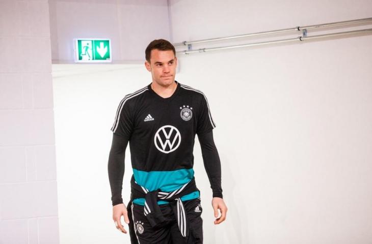 Kiper Timnas Jerman, Manuel Neuer menghadiri konferensi pers sebelum laga antara Estonia vs Jerman dalam lanjutan kualifikasi Piala Eropa 2020, Senin (14/10/2019) dini hari WIB. (Raul Mee / AFP)