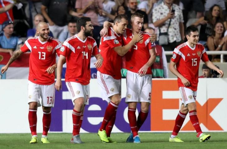 Penyerang Rusia, Artem Dzyuba selebrasi bersama rekan-rekannya usai mencetak gol ke gawang Siprus, Senin (14/10/2019). [NICOSIA, CYPRUS]