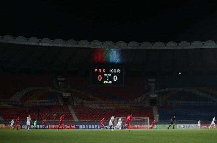 Foto yang diambil perwakilan Federasi Sepakbola Korea Selatan (KFA) ini memperlihatkan suasana laga tanpa penonton antara Korea Utara vs Korea Selatan dalam lanjutan putaran kedua Kualifikasi Piala Dunia 2022 Zona Asia Grup H di Kim Il-sung Stadium, Pyongyang, Selasa (15/10/2019). [Foto kiriman / KFA / AFP]