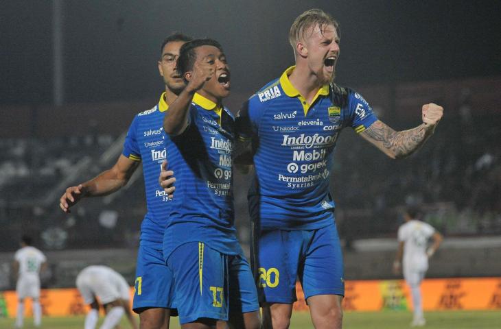 Pesepak bola Persib Bandung Febri Hariyadi (kiri) melakukan selebrasi bersama rekannya Kevin Kippersluis setelah berhasil membobol gawang Persebaya Surabaya dalam pertandingan sepak bola Liga 1 2019 di Stadion I Wayan Dipta, Gianyar, Bali, Jumat (18/10/2019). Persib Bandung menang atas Persebaya Surabaya dengan skor 4-1. ANTARA FOTO/Nyoman Budhiana/wsj.