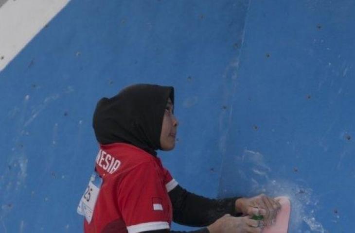 Atlet panjat tebing Indonesia Aries Susanti Rahayu mengikuti babak kualifikasi boulder putri seri kejuaraan dunia panjat tebing Wujiang 2019 di Wujiang, Tiongkok, Sabtu (4/5/2019). (ANTARA FOTO/Hendra Nurdiyansyah/wsj)