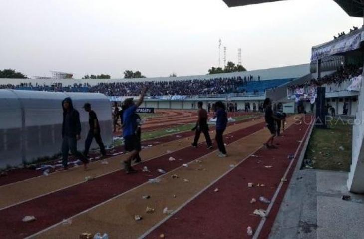 Kerusuhan mewarnai laga PSIM Yogyakarta vs Persis Solo dalam lanjutan Liga 2 2019, Senin (22/10/2019). [Suara.com/M Ilham Baktora]