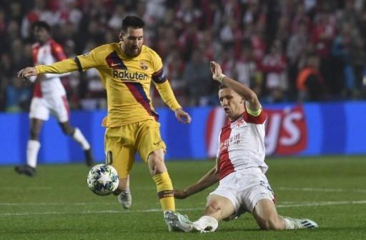 Aksi Lionel Messi pada laga Barcelona melawan Slavia Praha di Liga Champions. (MICHAL CIZEK / AFP)