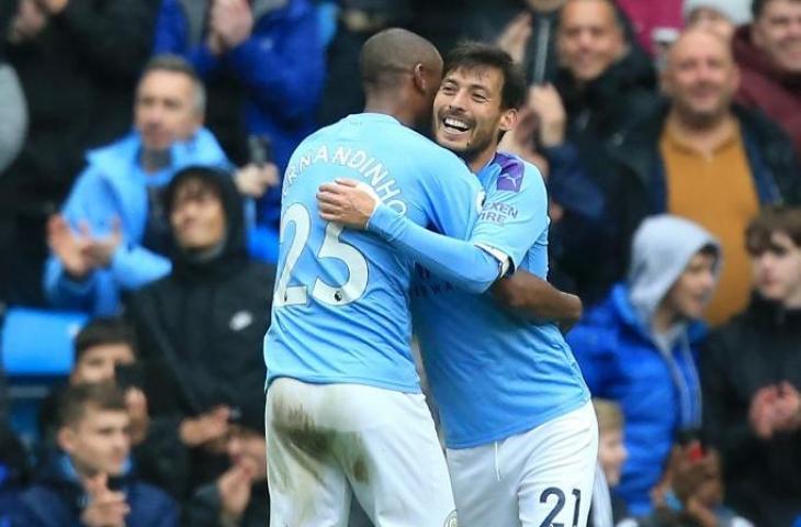 Gelandang Manchester City, David Silva merayakan gol bersama Fernandinho saat menjamu Aston Villa di Stadion Etihad, Sabtu (26/10/2019). [LINDSEY PARNABY / AFP]