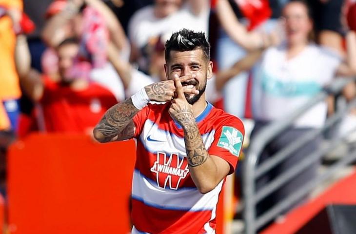 Pemain Granada, Alvaro Vadillo melakukan selebrasi usai mencetak gol ke gawang Real Betis, Minggu (27/10/2019). [@granafacf / Instagram]