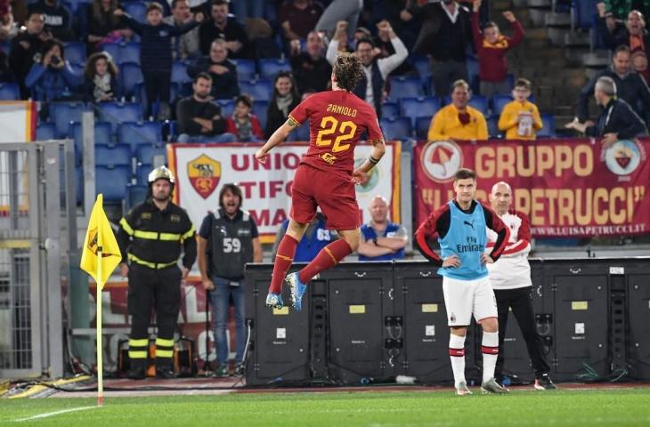 Pemain AS Roma, Nicolo Zaniolo melakukan selebrasi di depan pemain AC Milan usai mencetak gol. Pada laga pekan ke-9 Serie A, Senin (28/10/2019) dini hari tadi tersebut, AS Roma menang 2-1. [ANDREAS SOLARO / AFP]