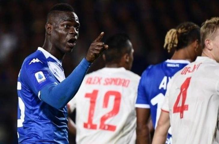 Penyerang Brescia, Mario Balotelli melakoni laga perdananya bersama klub pada gelaran Serie A Italia 2019/20 menghadapi Juventus di Stadion Mario Rigamonti, Rabu (25/9/2019). (Marco Bertorello / AFP)