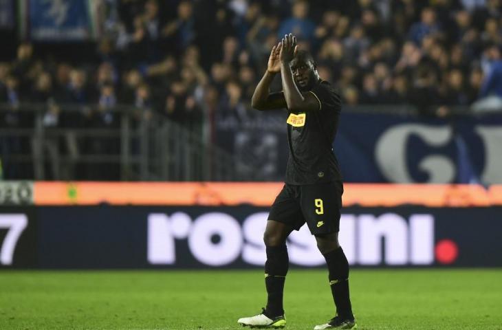 Penyerang Inter, Romelu Lukaku melakukan aplaus setelah sukses membawa timnya menang di kandang Brescia, Rabu (30/10/2019). [Miguel MEDINA / AFP]