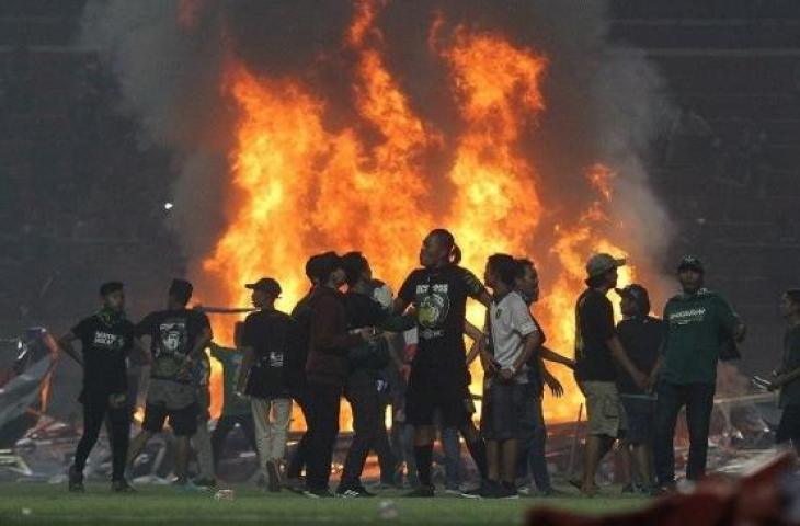 Suporter Persebaya membakar papan sponsor usai pertandingan Liga 1 2019 antara Persebaya dan PSS Sleman di Stadion Gelora Bung Tomo, Surabaya, Jawa Timur, Selasa (29/10/2019). Kericuhan tersebut terjadi karena kekecewaan para suporter Persebaya usai timnya kalah 2-3 atas PSS Sleman. (ANTARA FOTO/Moch Asim/pd)