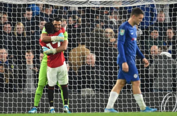 Kiper Manchester United, Sergio Romero merayakan kemenangan atas Chelsea bersama Fred. Pada laga lanjutan Piala Liga Inggris yang dihelat Kamis (31/10/2019) dini hari tersebut, Setan Merah menang 2-1. [GLYN KIRK / AFP]