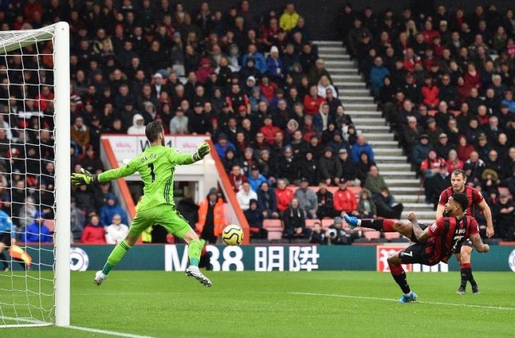 Kiper Manchester United, David de Gea tak mampu menghalau sontekan penyerang Bournemouth, Joshua King pada laga lanjutan Liga Primer Inggris, pertengahan pekan lalu. [GLYN KIRK / AFP]