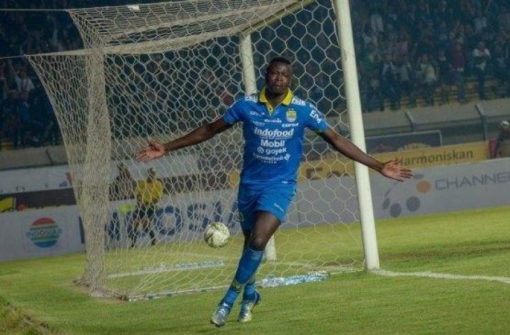 Penyerang Persib Bandung, Ezechiel N'Douassel melakukan seleberasi usai mencetak gol ke gawang PSIS Semarang dalam laga lanjutan pekan ke-27 Liga 1 2019 di Stadion Si Jalak Harupat, Bandung, Jawa Barat, Rabu (6/11/2019) malam. [ANTARA FOTO/Raisan Al Farisi]