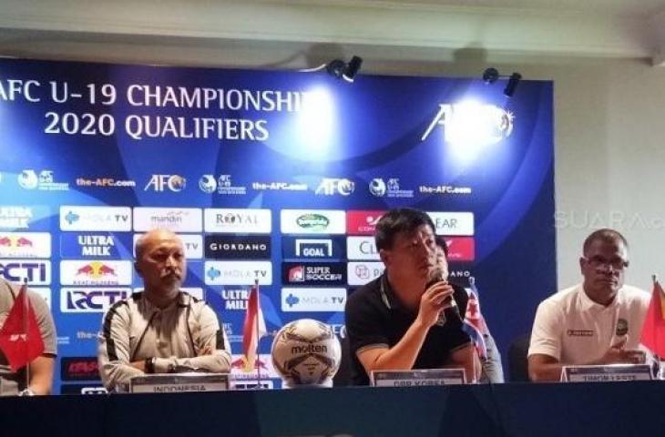 Pelatih Timnas Korea Utara U-19, Pak Kyong-bong dalam jumpa pers jelang laga Kualifikasi Piala Asia U-19 2020 Grup K. [suara.com/Adie Prasetyo Nugraha]
