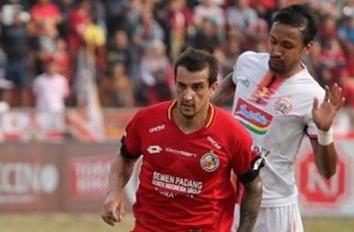 Pemain Semen Padang, Flavio berebut bola dengan pemain Persija Jakarta, Rohit Chand di laga pekan ke-27 Liga 1 2019, Kamis (7/11/2019). [@semenpadangfcid / Instagram]