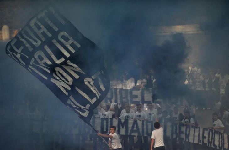 Ilustrasi Ultras yang ada di Italia. Dalam foto merupakan aksi demonstrasi ultras Italia yang berlangsung di Roma, 14 November 2009