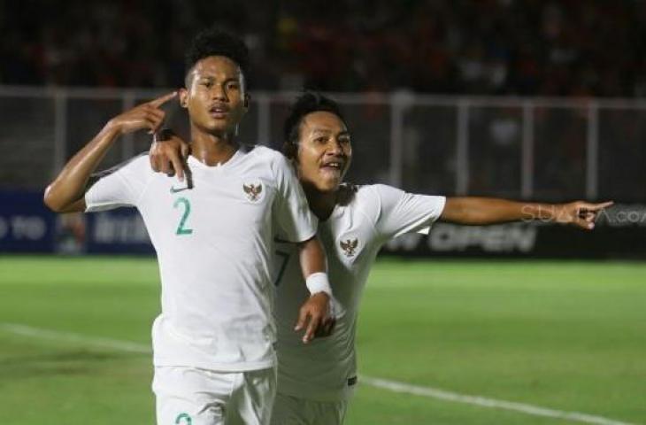 Pemain Timnas Indonesia U-19, Amiruddin Bagas Arrizqi (kiri) melakukan selebrasi usai mencetak gol ke gawang timnas Hong Kong U-19 dalam laga babak kualifikasi Grup K Piala Asia U-19 2020 di Stadion Madya Gelora Bung Karno, Jakarta, Jumat (8/11). [Suara.com/Arya Manggala]