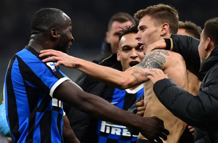 Pemain Inter, Nicolo Barella disambut Romelu Lukaku (kiri) saat melakukan selebrasi usai mencetak gol ke gawang Verona, Minggu (10/11/2019). [MIGUEL MEDINA / AFP]