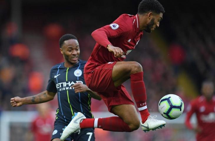 Pemain Manchester City, Raheem Sterling berebut bola dengan pemain Liverpool, Joe Gomez di ajang Liga Primer Inggris musim lalu. [PAUL ELLIS / AFP]