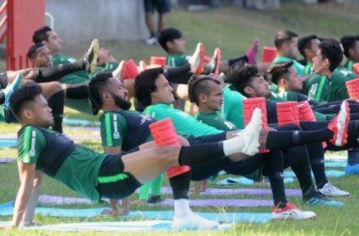 Sejumlah pemain Timnas Indonesia mengikuti latihan di Lapangan Trisakti, Legian, Bali, Minggu (13/10/2019). Latihan tersebut sebagai persiapan menjelang pertandingan Grup G Kualifikasi Piala Dunia 2022 Zona Asia melawan Timnas Vietnam di Stadion Kapten I Wayan Dipta, Gianyar pada 15 Oktober mendatang. (ANTARA FOTO/Fikri Yusuf)