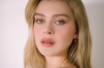 5 Pose Menggoda Nicola Peltz Kekasih Baru Putra David Beckham