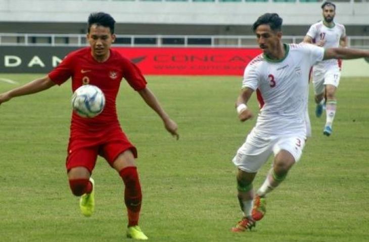 Pesepak bola timnas U-23 Indonesia Witan Sulaeman (kiri) berebut bola dengan pesepak bola U-23 Iran Mohammad Mioslemipour (kanan) dalam laga persahabatan di Stadion Pakansari, Cibinong, Bogor, Jawa Barat, Sabtu (16/11/2019). ANTARA FOTO/Yulius Satria Wijaya/aww.