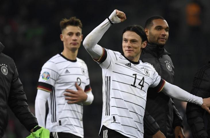 Pemain Timnas Jerman, Robin Koch merayakan keberhasilan timnya lolos ke Piala Eropa 2020. [INA FASSBENDER / AFP]