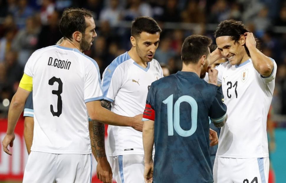 Lionel Messi terlibat adu mulut dengan Edinson Cavani pada laga persahabatan antara Argentina vs Uruguay di Tel Aviv, Israel, Selasa (19/11/2019) dini hari tadi. [JACK GUEZ / AFP]