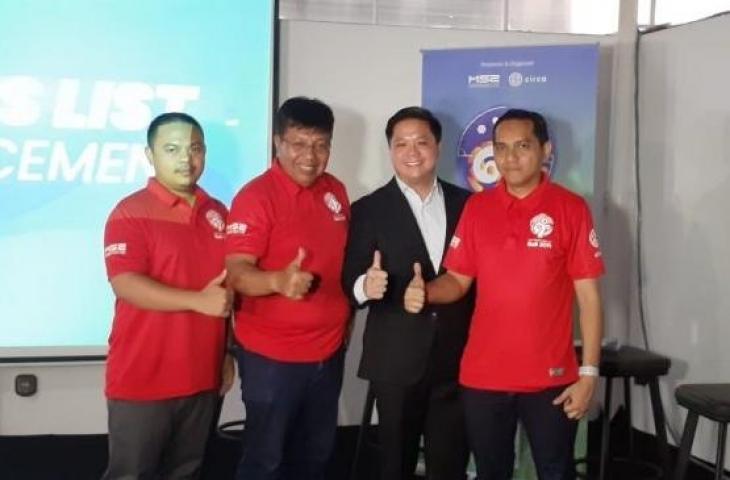 Manajer tim Indonesia U-20 Gede Widiade (kedua kiri), Head of Delegation Muhammad Rafil Perdana (kiri), dan Tigor Shalomboboy selaku CEO Circa (kanan) saat jumpa pers di kawasan Pancoran, Jakarta, Kamis (21/11/2019). (Suara.com/Adie Prasetyo Nugraha)