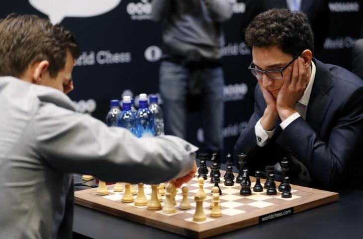 Pecatur Amerika, Fabiano Caruana (kanan) sedang bertanding catur menghadapi juara catur asal Norwegia, Magnus Carlsen di London, 28 November 2018 lalu.