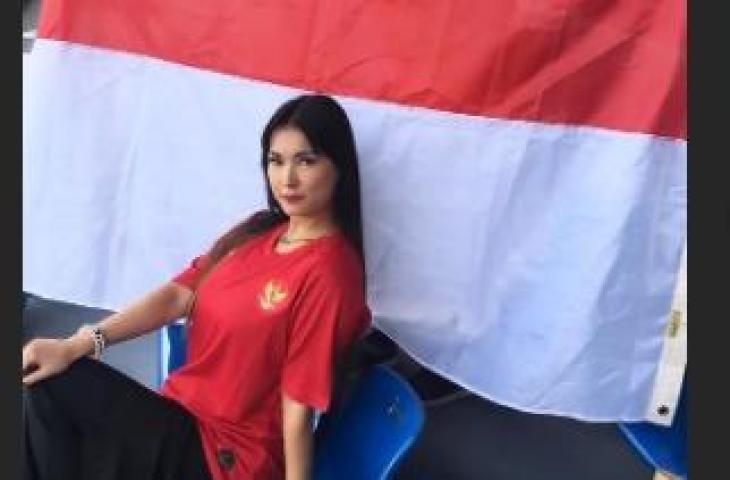 Screenshoot Maria Ozawa saat menonton Timnas Indonesia U-22 vs Thailand di Stadion Rizal Memorial, Manila, Selasa (26/11/2019). [@maria.ozawa / Instagram]